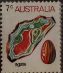 Belleza mineral en miniatura 💎🌏

Esta estampilla de Australia, con valor facial de 7 centavos, rinde homenaje a una de las gemas más fascinantes del mundo natural: la ágata. La ilustración muestra un corte transversal de la piedra, revelando sus característicos anillos concéntricos y capas de colores vibrantes que van del verde al rojo, acompañada de una gema pulida que resalta su uso ornamental.

La composición combina ciencia y estética, destacando la riqueza geológica del territorio australiano, reconocido por su diversidad mineral. Cada línea y cada tonalidad reproducen la complejidad interna de esta piedra semipreciosa formada durante millones de años.

Una estampilla que demuestra que la naturaleza también es arte… y que incluso las rocas pueden contar historias.

#SrEstampilla #Filatelia #Australia #Minerales #Coleccionismo