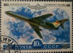 ✈️ Poder soviético en el aire

Esta estampilla de 10 kopeks, emitida en 1979 por la CCCP (URSS), rinde homenaje al icónico Tupolev Tu-154, uno de los aviones más emblemáticos de la aviación soviética.

En la parte superior se lee “АВИАПОЧТА” (Correo Aéreo) y “САМОЛЕТ ТУ-154”, destacando su función en el transporte aéreo dentro de la vasta geografía soviética. El diseño muestra la aeronave en pleno vuelo, atravesando un cielo de nubes dinámicas que refuerzan la sensación de velocidad y modernidad.

El Tu-154 fue durante décadas el caballo de batalla de la aviación civil soviética y de varios países del bloque socialista, símbolo de desarrollo tecnológico y conexión entre regiones remotas.

Más que una simple pieza postal, esta estampilla representa una época donde la aviación era sinónimo de progreso, orgullo nacional y conquista del espacio aéreo.

Ideal para coleccionistas de temática aeronáutica, Guerra Fría y correo aéreo.

#SrEstampilla #Filatelia #URSS #Aviación #CorreoAéreo