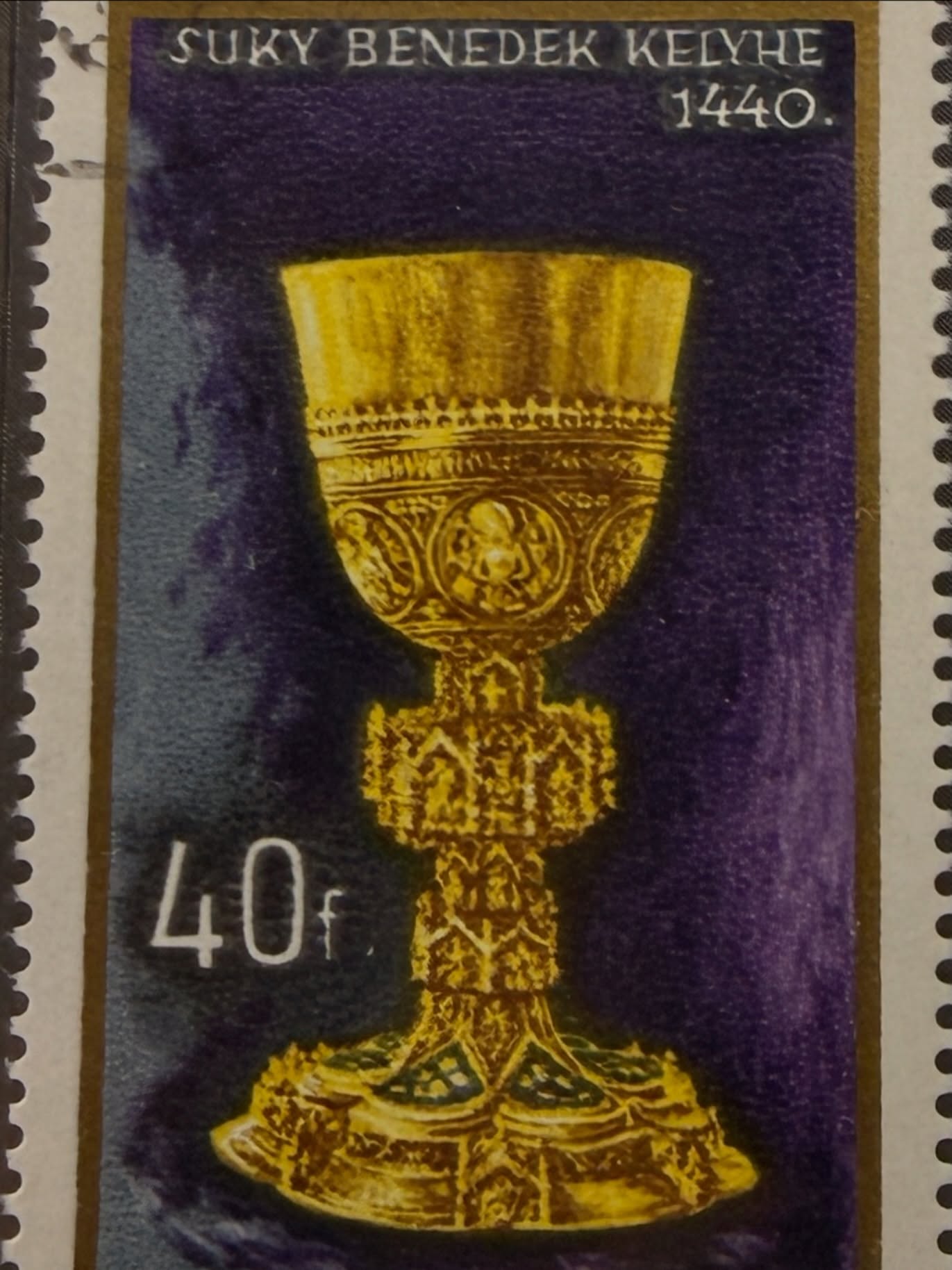 ✨ Arte sacro en miniatura

Esta estampilla de 40 fillér, emitida en 1970 por Magyar Posta (Hungría), reproduce el cáliz gótico “Suky Benedek kelyhe” (1440), una joya de la orfebrería medieval húngara.

El dorado intenso y los delicados relieves reflejan la maestría artística del siglo XV, símbolo de fe, tradición y patrimonio cultural.

Una pieza ideal para coleccionistas de arte, historia medieval y temática religiosa. ✝️

#Filatelia #MagyarPosta #ArteSacro #HistoriaMedieval