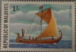 Tradición marítima que navega en la historia 🌊⛵

Esta estampilla de las Repúblicas de Maldivas, con valor facial de 1 L, presenta el tradicional “Mas Odi”, una embarcación típica utilizada históricamente para la pesca y el transporte entre islas.

El diseño muestra el elegante perfil del bote, con su vela triangular desplegada y marineros a bordo, navegando sobre aguas azules bajo un cielo despejado. La proa decorada refleja la riqueza cultural y artesanal del archipiélago, donde el mar no es solo paisaje, sino forma de vida.

En un país compuesto por cientos de islas, estas embarcaciones representan conexión, sustento y tradición. Esta estampilla no solo ilustra un barco: cuenta la historia de un pueblo profundamente ligado al océano.

Una pieza ideal para coleccionistas de temática naval y cultura insular.

#SrEstampilla #Filatelia #Maldivas #HistoriaMarítima #EstampillasDelMundo