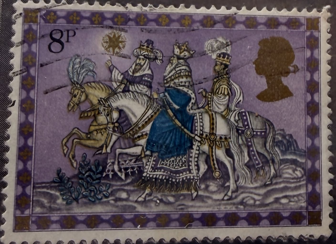 👑 Tradición navideña en miniatura

Esta estampilla británica de 8 peniques presenta a los Reyes Magos siguiendo la estrella, una escena clásica del relato de la Epifanía. ✨

Con un estilo que evoca vitrales medievales y una paleta en tonos violetas, la imagen combina arte, fe y tradición. A la derecha, el perfil de la Reina Isabel II recuerda su carácter oficial dentro del sistema postal del Reino Unido.

Una pieza ideal para coleccionistas de temática navideña y arte religioso.

#Filatelia #ReinoUnido #Navidad #Epifanía #Coleccionismo