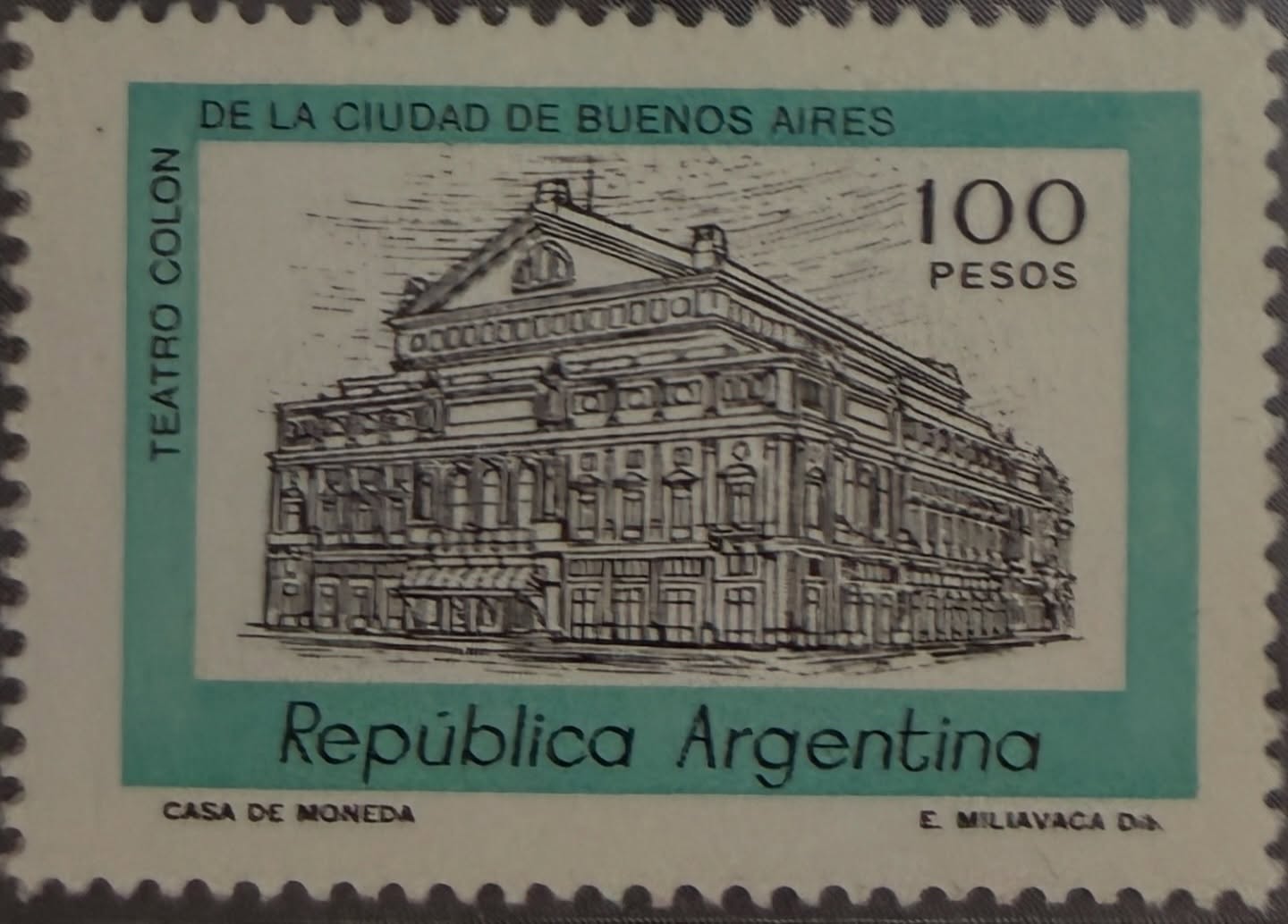 🏛️✨ Historia y arquitectura en una estampilla
Sello de República Argentina (100 pesos) dedicado al Teatro Colón de la Ciudad de Buenos Aires, ícono cultural y una de las salas líricas más prestigiosas del mundo.
Ilustrado con trazo clásico y elegante, el diseño resalta la majestuosidad de su fachada y celebra el patrimonio arquitectónico porteño.
Una pieza imprescindible para amantes de la filatelia y la cultura argentina. 🇦🇷
#Filatelia #Argentina #TeatroColón #BuenosAires #Arquitectura