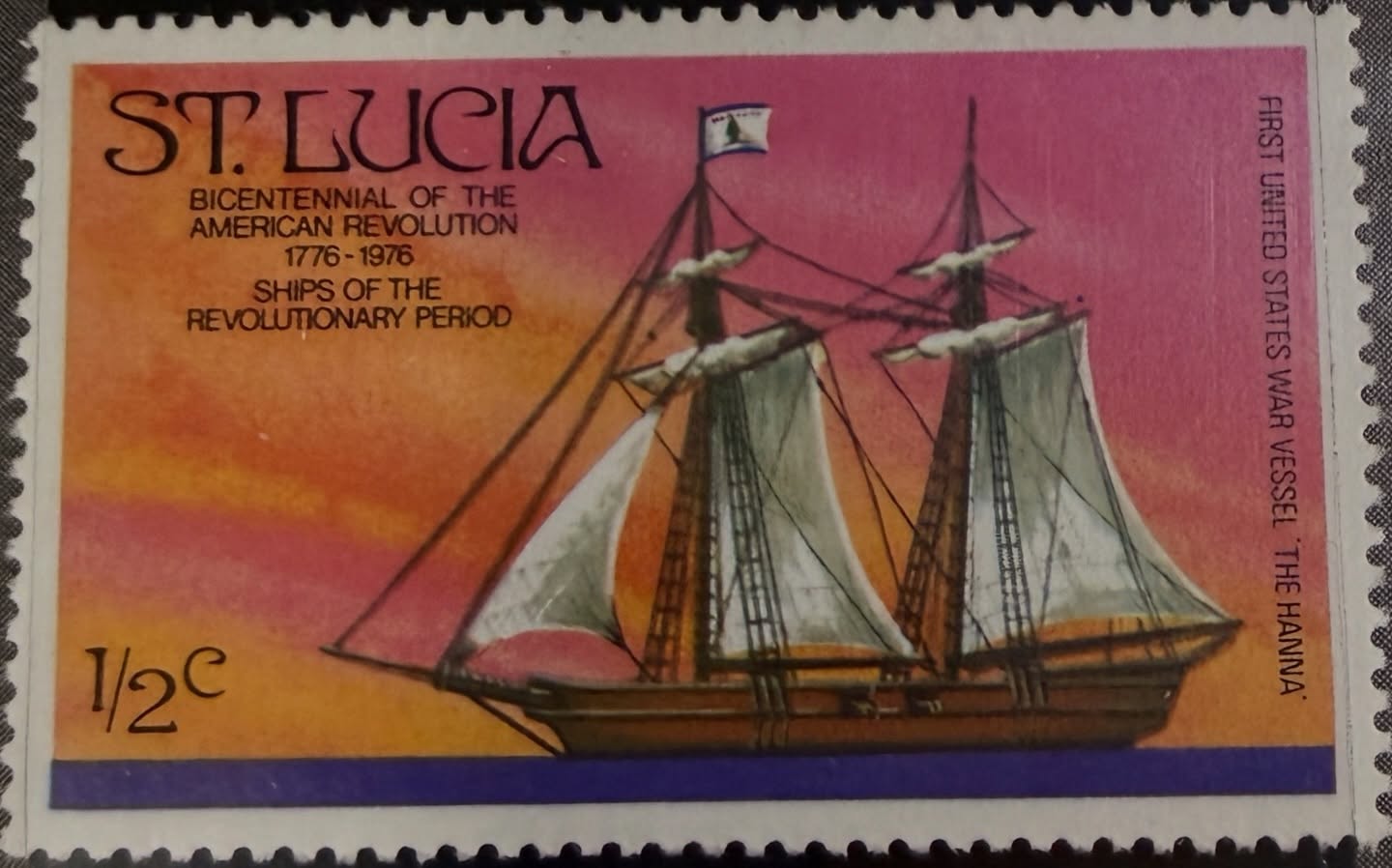 ⛵🔥 Historia que navega en el tiempo
Estampilla de St. Lucia emitida con motivo del Bicentenario de la Revolución Americana (1776–1976).
El diseño presenta el buque de guerra estadounidense “The Hanna”, uno de los primeros navíos utilizados durante la Guerra de Independencia. Sobre un fondo cálido al atardecer, la embarcación simboliza el inicio del poder naval estadounidense.
Una pieza conmemorativa que une historia marítima y memoria revolucionaria en un sello lleno de carácter. ✨
#Filatelia #StLucia #RevoluciónAmericana #HistoriaNaval #Coleccionismo