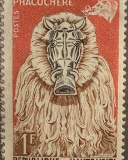 🎭 Tradición africana en una estampilla.

Esta pieza de Alto Volta (hoy Burkina Faso) muestra una máscara ceremonial inspirada en el facóquero, un animal típico de la fauna africana.

🔎 Dato curioso: en muchas culturas de África occidental, las máscaras se usan en rituales, danzas y celebraciones, representando animales, espíritus o ancestros.

#Filatelia #Africa #HistoriaPostal #StampCollecting #Philately 📮