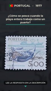 ¿Cómo se pesca cuando la playa entera trabaja como un puerto?

Antes de que los puertos modernos concentraran la actividad pesquera, muchas comunidades costeras portuguesas organizaban su trabajo directamente desde la arena. La pesca era un esfuerzo colectivo en el que cada persona tenía una función precisa.

La xávega empleaba una gran red lanzada al mar y después arrastrada hacia la orilla con ayuda de fuerza humana y, más tarde, de animales o maquinaria. Su embarcación, robusta y adaptada al oleaje, formaba parte de una tradición extendida especialmente por la costa central de Portugal.

Más que una técnica de pesca, la xávega reunía conocimientos sobre el mar, cooperación vecinal y formas de vida transmitidas entre generaciones. Al mirar hoy una playa tranquila, podemos imaginarla convertida en un puerto abierto, donde cada huella en la arena tenía un propósito.

#Filatelia #Portugal #ArteDaXávega #PescaTradicional #HistoriaMarítima #TraditionalFishing #PostageStamps