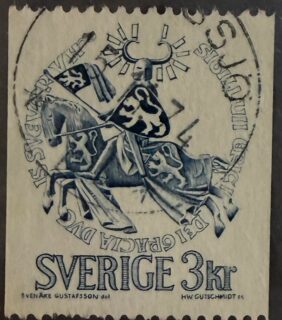 ⚔️ Un símbolo medieval que llegó al correo.

Esta estampilla de Suecia (Sverige) muestra un caballero inspirado en un sello medieval, una imagen común en documentos oficiales de la época.

🔎 Dato curioso: los sellos medievales se utilizaban para autenticar documentos y cartas, funcionando como una especie de firma oficial siglos antes de las firmas modernas.

#Filatelia #Suecia #HistoriaPostal #StampCollecting #Philately 📮