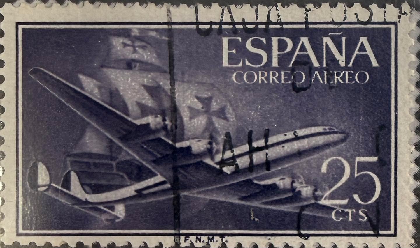 ✈️ La era de la aviación también llegó a las estampillas.

Esta pieza de España – Correo Aéreo muestra un avión cuatrimotor, símbolo del crecimiento de los vuelos internacionales y del correo aéreo en el siglo XX.

🔎 Dato curioso: el correo aéreo revolucionó la comunicación mundial, reduciendo tiempos de entrega de semanas a solo días entre continentes.

#Filatelia #España #CorreoAereo #StampCollecting #Philately 📮