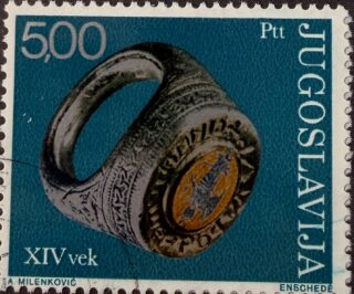 💍 Historia medieval en una pequeña pieza de arte.

Esta estampilla de Yugoslavia muestra un anillo-sello del siglo XV (XV vek), utilizado en la Edad Media para firmar o autenticar documentos mediante la impresión del sello en cera.

🔎 Dato curioso: los anillos-sello eran símbolos de poder, identidad y autoridad, y cada diseño era único para representar a una familia, noble o institución.

#Filatelia #Yugoslavia #HistoriaMedieval #AnilloSello #StampCollecting