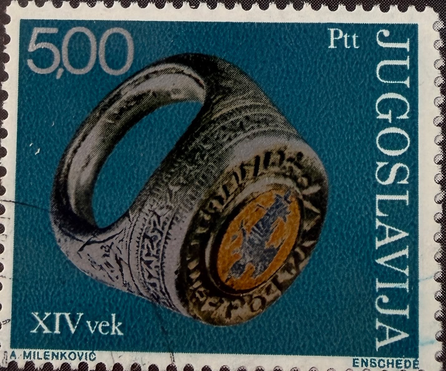 💍 Historia medieval en una pequeña pieza de arte.

Esta estampilla de Yugoslavia muestra un anillo-sello del siglo XV (XV vek), utilizado en la Edad Media para firmar o autenticar documentos mediante la impresión del sello en cera.

🔎 Dato curioso: los anillos-sello eran símbolos de poder, identidad y autoridad, y cada diseño era único para representar a una familia, noble o institución.

#Filatelia #Yugoslavia #HistoriaMedieval #AnilloSello #StampCollecting
