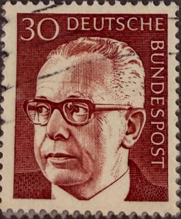 🇩🇪 Un símbolo de la Alemania de la posguerra.

Esta estampilla de Deutsche Bundespost (Alemania Occidental) presenta el retrato de Theodor Heuss, primer presidente de la República Federal de Alemania entre 1949 y 1959.

🔎 Dato curioso: Heuss fue una figura clave en la reconstrucción democrática de Alemania tras la Segunda Guerra Mundial y es recordado por promover los valores de libertad, cultura y democracia en el nuevo Estado alemán.

#Filatelia #Alemania #TheodorHeuss #HistoriaPostal #StampCollecting