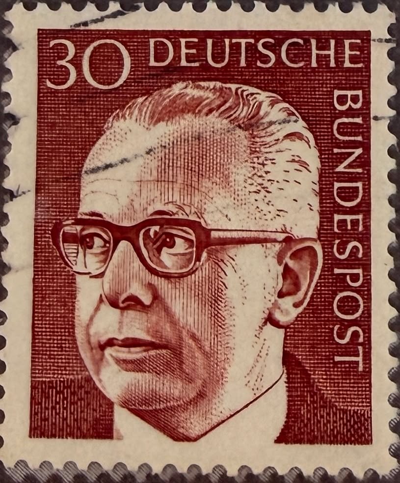 🇩🇪 Un símbolo de la Alemania de la posguerra.

Esta estampilla de Deutsche Bundespost (Alemania Occidental) presenta el retrato de Theodor Heuss, primer presidente de la República Federal de Alemania entre 1949 y 1959.

🔎 Dato curioso: Heuss fue una figura clave en la reconstrucción democrática de Alemania tras la Segunda Guerra Mundial y es recordado por promover los valores de libertad, cultura y democracia en el nuevo Estado alemán.

#Filatelia #Alemania #TheodorHeuss #HistoriaPostal #StampCollecting