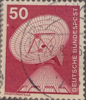 📡 Tecnología y comunicaciones en la filatelia alemana.

Esta estampilla de Deutsche Bundespost (Alemania Occidental) muestra una estación terrena de comunicaciones por satélite (Erdefunkstelle), representada por una gran antena parabólica utilizada para transmitir señales de televisión, radio y datos a través de satélites.

🔎 Dato curioso: durante la segunda mitad del siglo XX, estas estaciones fueron clave para el desarrollo de las comunicaciones globales, permitiendo conexiones internacionales casi instantáneas.

#Filatelia #Alemania #Comunicaciones #Satélites #StampCollecting