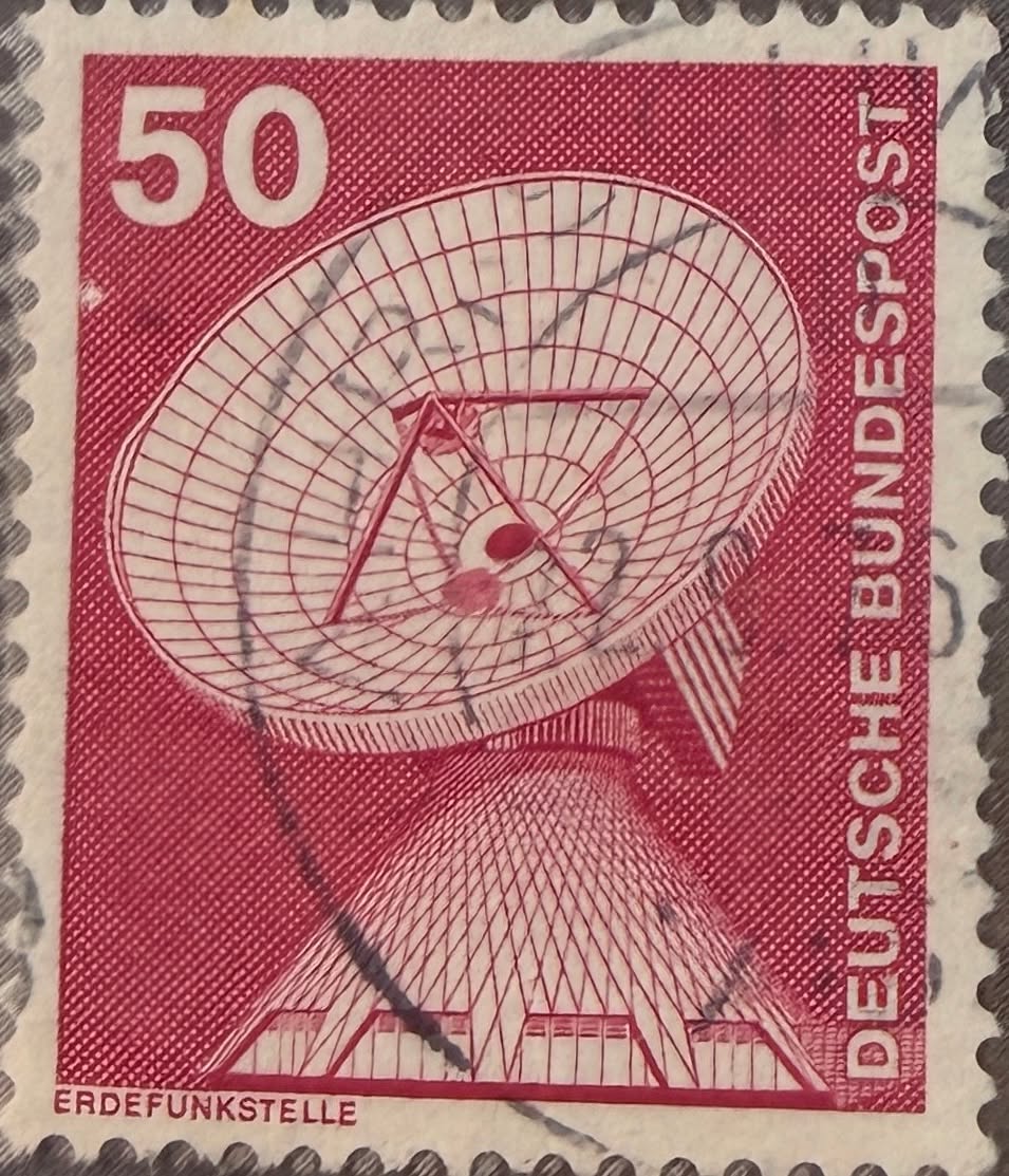 📡 Tecnología y comunicaciones en la filatelia alemana.

Esta estampilla de Deutsche Bundespost (Alemania Occidental) muestra una estación terrena de comunicaciones por satélite (Erdefunkstelle), representada por una gran antena parabólica utilizada para transmitir señales de televisión, radio y datos a través de satélites.

🔎 Dato curioso: durante la segunda mitad del siglo XX, estas estaciones fueron clave para el desarrollo de las comunicaciones globales, permitiendo conexiones internacionales casi instantáneas.

#Filatelia #Alemania #Comunicaciones #Satélites #StampCollecting