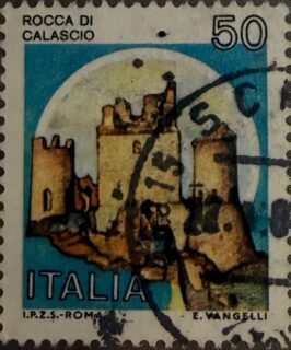 🏰 Una fortaleza medieval entre las montañas italianas.

Esta estampilla de Italia representa la Rocca di Calascio, una impresionante fortaleza situada en la región de Abruzzo, a más de 1.400 metros sobre el nivel del mar.

🔎 Dato curioso: la Rocca di Calascio es considerada una de las fortalezas más altas de Italia y ha servido como escenario para varias películas históricas gracias a su paisaje dramático y bien conservado.

#Filatelia #Italia #RoccaDiCalascio #Historia #StampCollecting