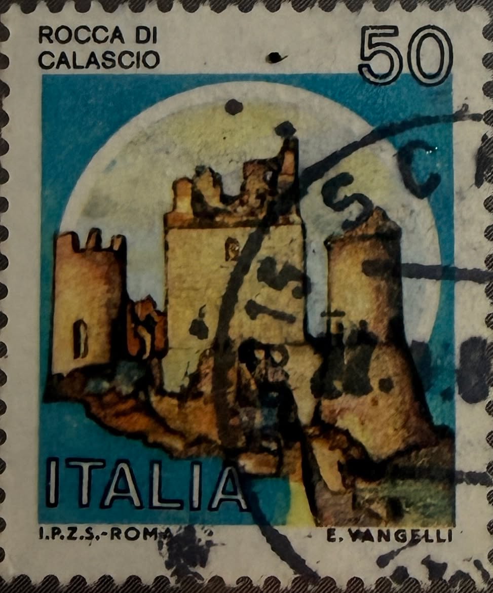 🏰 Una fortaleza medieval entre las montañas italianas.

Esta estampilla de Italia representa la Rocca di Calascio, una impresionante fortaleza situada en la región de Abruzzo, a más de 1.400 metros sobre el nivel del mar.

🔎 Dato curioso: la Rocca di Calascio es considerada una de las fortalezas más altas de Italia y ha servido como escenario para varias películas históricas gracias a su paisaje dramático y bien conservado.

#Filatelia #Italia #RoccaDiCalascio #Historia #StampCollecting