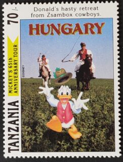 ¿Qué hace el Pato Donald huyendo de vaqueros húngaros en una estampilla de Tanzania? Esta curiosa pieza de 1993 forma parte del tour mundial del 65º aniversario de Mickey Mouse, donde Disney "visitó" países que acababan de abrirse al mundo occidental tras la caída del comunismo.

La estampilla fusiona al personaje animado con una fotografía real de los csikós, los legendarios jinetes de la puszta húngara, famosos por sus habilidades ecuestres milenarias. Tanzania eligió representar estas tradiciones europeas en plena era de globalización cultural de los años 90.

Es un testimonio inesperado de cómo la filatelia documentó el encuentro entre la cultura popular estadounidense y las tradiciones del Este europeo recién liberado.

#Disney #Hungary #Tanzania #Philately #Filatelia