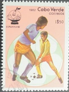 En 1982, apenas siete años después de su independencia, Cabo Verde emitía esta estampilla conmemorativa del Mundial de España. Un pequeño archipiélago atlántico que nunca había clasificado a una Copa del Mundo decidía participar a su manera en la fiesta global del fútbol.

Esta pieza de mi colección refleja cómo los países recién independizados usaban la filatelia para proyectarse internacionalmente. Cabo Verde, con sus limitados recursos postales de la época, se sumaba al evento deportivo más importante del planeta.

La estampilla captura la esencia de un Mundial que reunió por primera vez a 24 selecciones y que vio brillar a Paolo Rossi. Para Cabo Verde, era su forma de estar presente en la historia del fútbol mundial, incluso desde las gradas filatélicas.

#Filatelia #Mundial82 #CapeVerde #FutbolFilatelico #mundial