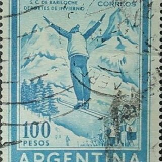 En 1969, cuando Argentina emitió esta estampilla de esquí, los deportes de invierno eran prácticamente desconocidos para la mayoría de los argentinos. Bariloche recién comenzaba a soñar con convertirse en el destino que conocemos hoy.

Esta pieza de mi colección documenta el momento exacto en que Argentina decidió apostar por el turismo invernal. Hasta entonces, la cordillera era territorio de unos pocos aventureros. La estampilla formaba parte de una campaña más amplia: mostrar al mundo que el país no solo tenía playas y pampas, sino también nieve y montañas dignas de los Alpes.

Lo fascinante es que esta estampilla anticipó lo que vendría décadas después. Hoy, miles de personas consideran a Bariloche su segunda casa invernal, validando aquella apuesta filatélica de hace más de 50 años.

#FilateliaArgentina #DeportesDeInvierno #BarilocheTurismo #WinterSports #Argentina1969
