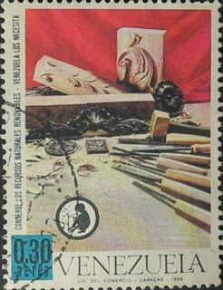 ¿Por qué Venezuela decidió honrar las herramientas de carpintería en una estampilla? En 1968, mientras el país vivía una acelerada industrialización, el servicio postal venezolano emitió esta pieza que celebra uno de los oficios más antiguos del territorio. 

La carpintería venezolana tiene raíces profundas, especialmente en los Andes y Guayana, donde maderas como la caoba, el cedro y el pardillo permitieron desarrollar técnicas de tallado y construcción que pasaron de generación en generación. Esta estampilla que tengo en mi colección forma parte de una serie dedicada a los oficios tradicionales, un reconocimiento a las manos que construyeron buena parte del patrimonio arquitectónico del país. 

Cada herramienta representada —formones, gubias, cepillos— cuenta la historia de un saber hacer que resistió el paso del tiempo. Un recordatorio de que detrás de cada oficio hay siglos de conocimiento acumulado.
#FilateliaVenezolana #PatrimonioCultural #ArtesaniasTradicionales #VenezuelanStamps #Carpinteria
