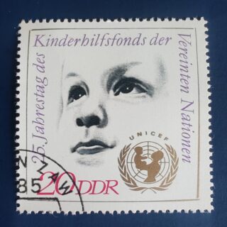 ¿Viste los reels de estas estampillas? No te pierdas las historias que tiene para contar cada una de ellas 📮

01. República Democrática Alemana · 1961 — ¿Cómo convirtió la solidaridad internacional la infancia en un asunto mundial?
02. Catar · 1974 — ¿Cómo llegó el correo a convertirse en una red verdaderamente mundial?
03. República Checa · 1995 — ¿Qué historias conserva un molino cuando deja de mover sus aspas?
04. República del Congo · 1945 — Una placa de laboratorio cambió para siempre la historia de la medicina.
05. Corea del Sur · 1975 — En 1443, una nueva escritura comenzó a cambiar la vida cotidiana de Corea.
06. Egipto · 1966 — Dos de los monumentos más reconocibles de la Antigüedad comparten el mismo encuadre.
07. Colombia · 1994 — ¿Qué historia natural se esconde detrás del nombre tirapuentres?
08. España · 1980 — ¿Cómo nació la aviación militar española?
09. Francia · 1974 — ¿Quién acude primero cuando el mar convierte una travesía en peligro?

#Filatelia #RepúblicaDemocráticaAlemana #DDR #UNICEF #HistoriaPostal #HistoriaDelSigloXX #PostageStamps #Coleccionismo #Catar #UPU #CentenarioUPU #PostalHistory #RepúblicaCheca #CzechRepublic #Střehom #ArquitecturaRural #MolinosDeAgua #StampCollecting #RepúblicaDelCongo #AlexanderFleming #Penicilina #NobelPrize #HistoriaDeLaMedicina #MedicalHistory #SellosPostales #CoreaDelSur #ReySejong #Hangul #HistoriaDeAsia #KoreanStamps